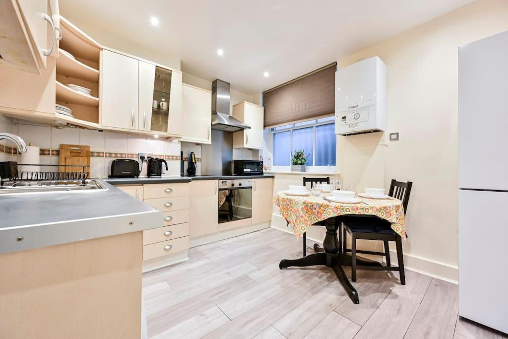 Charming In The Heart Of Paddington Apartament Londra